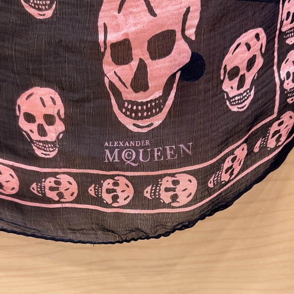 Alexander McQueen Skulls Scarf - Picture 3 of 11